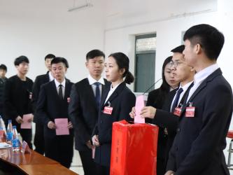 代表现场进行投票