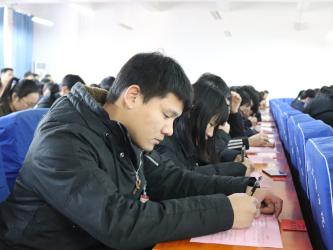 代表认真填写选票