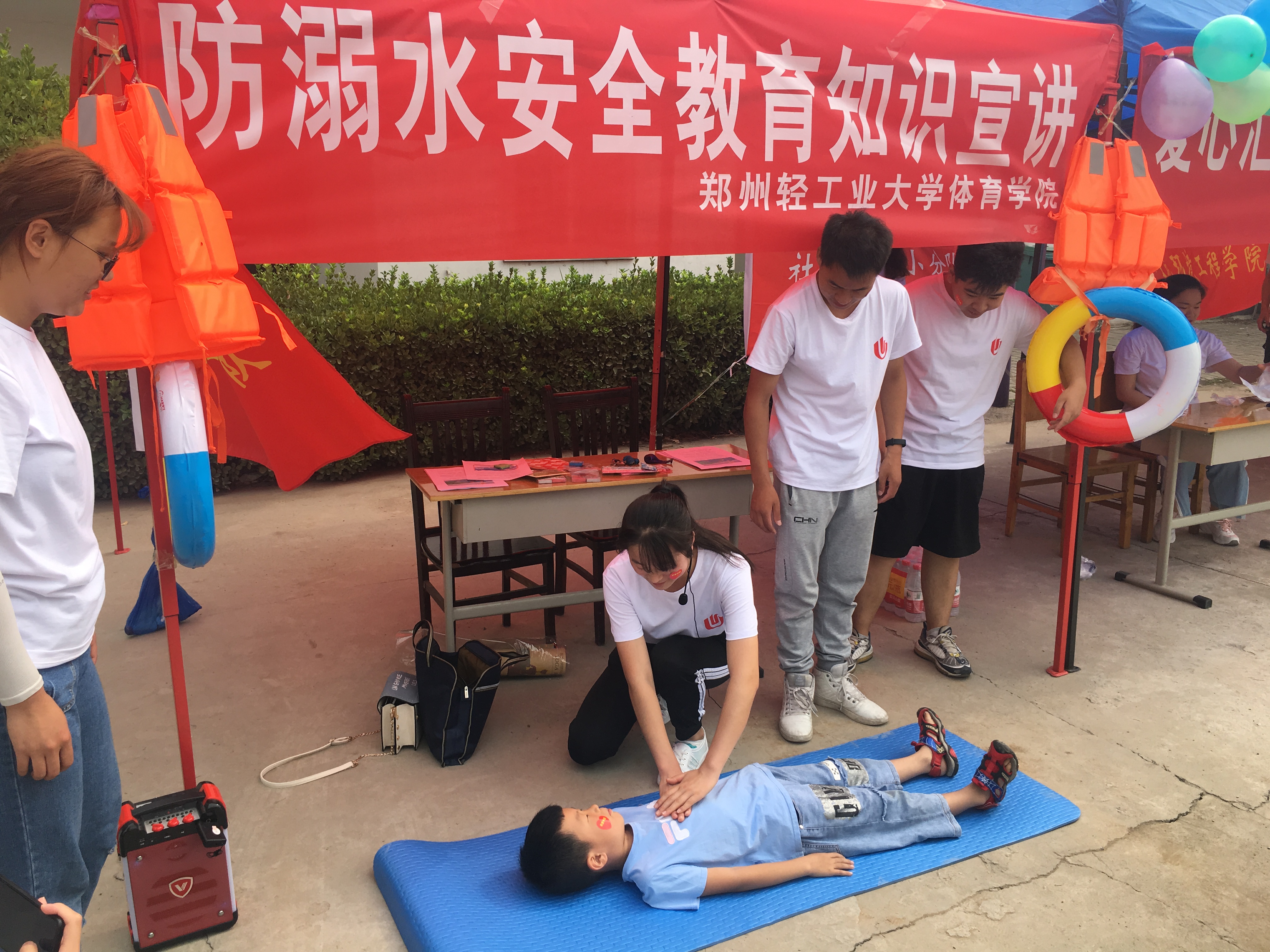 向孩子们实操演示溺水急救措施