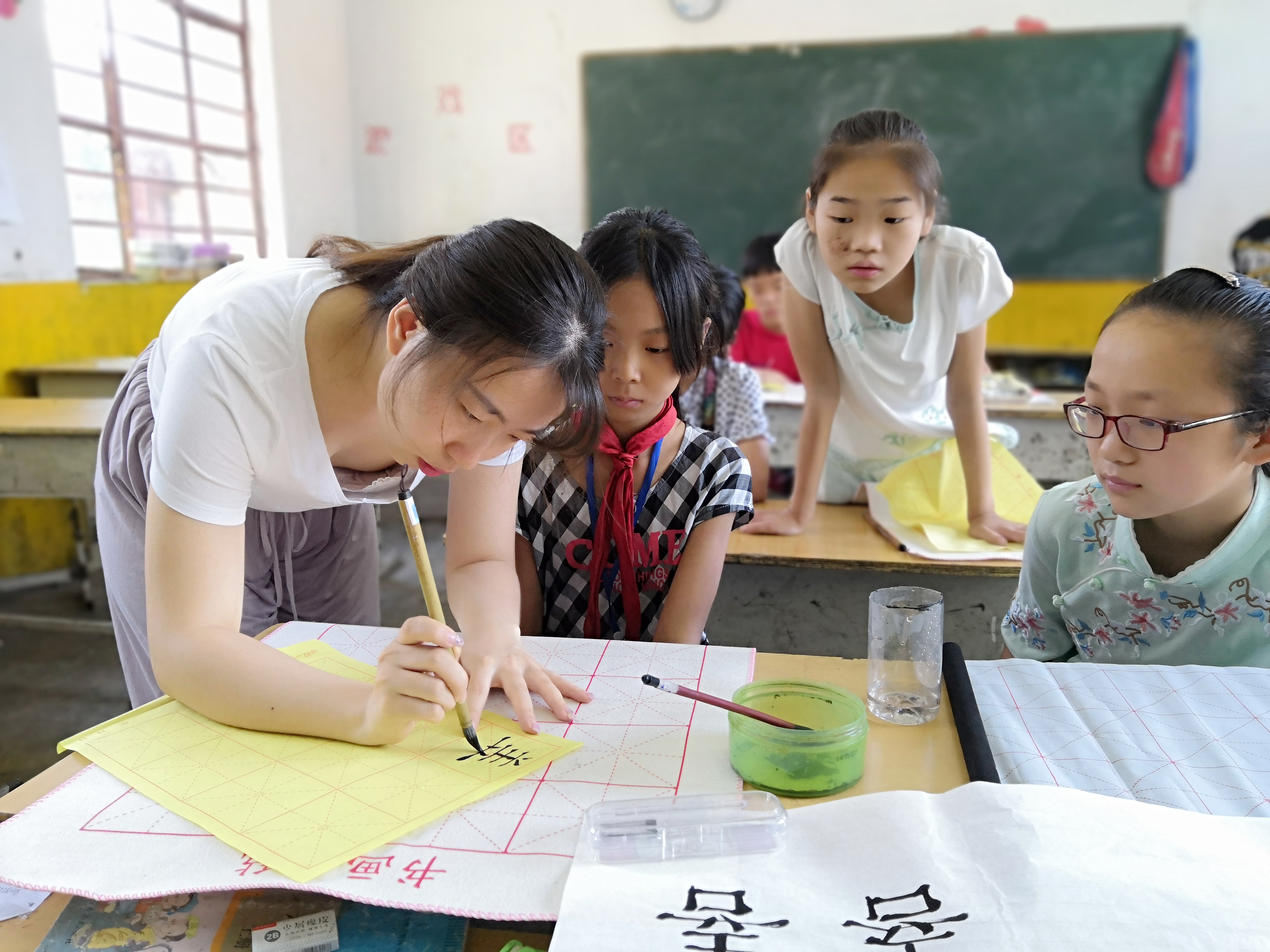 郑雨蒙老师指导六年级学生写毛笔字