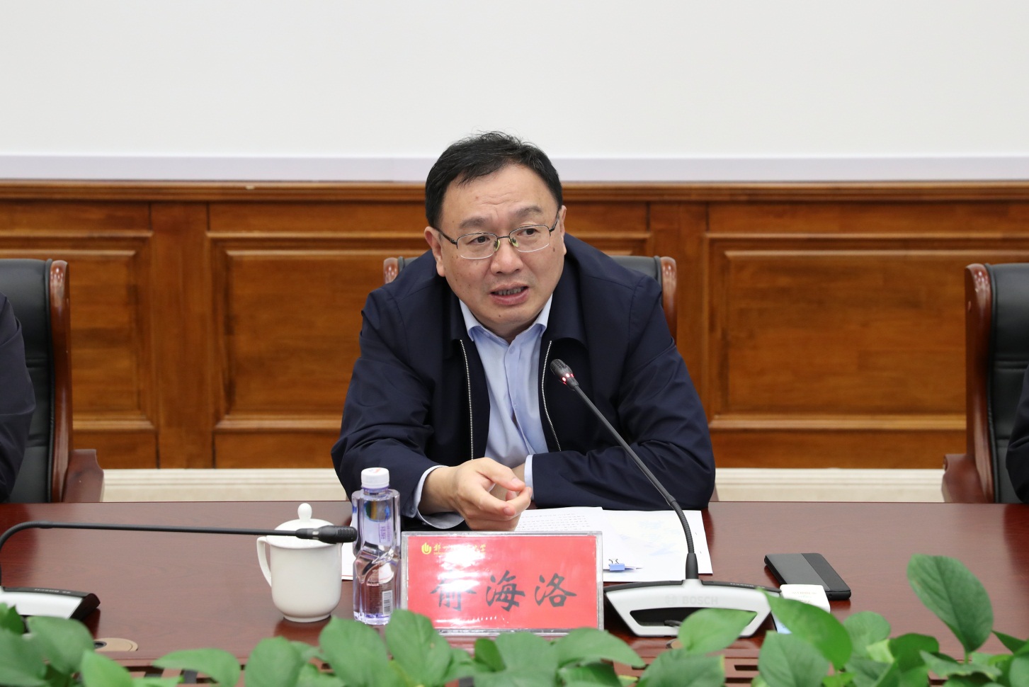 校党委书记俞海洛讲话